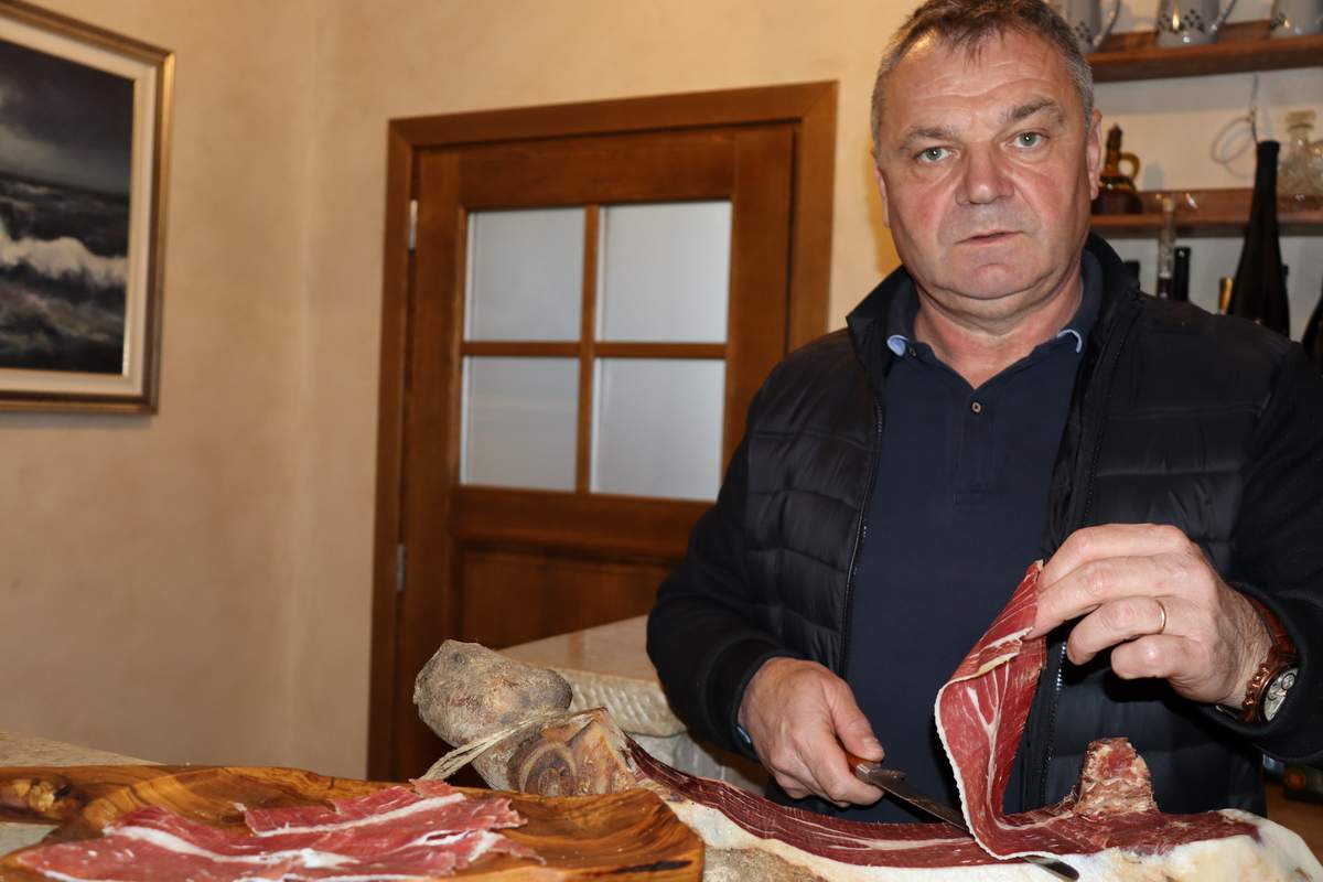 Počele su pripreme za druženja uz pršute u Tinjanu OPĆINI PRŠUTA